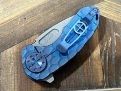 Curtiss F3 Compact Slicer Flipper PM-Mill Handles SW MagnaCut Blasted Ti Blue (USA) -Helle Shop curtiss custom knives curtiss f3 compact slicer flipper pm mill handles sw magnacut blasted ti blue usa 41989847580884