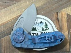 Curtiss F3 Compact Slicer Flipper PM-Mill Handles SW MagnaCut Blasted Ti Blue (USA) -Helle Shop curtiss custom knives curtiss f3 compact slicer flipper pm mill handles sw magnacut blasted ti blue usa 41989847613652