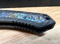 Heretic Custom Pariah Manual V2 Wood Grain San Mai Carbon Fiber Abalone Inlay (Blade Show) -Helle Shop heretic knives heretic custom pariah manual v2 wood grain san mai carbon fiber abalone inlay blade show 39393557446868