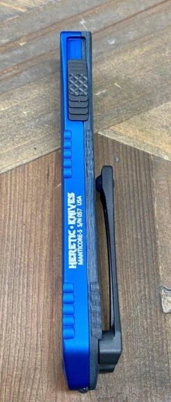 Heretic Knives Manticore S OTF Auto 2.55" MagnaCut Black DLC Recurve Blade, Blue Aluminum Handle With Blue CamoCarbon -Helle Shop heretic knives heretic knives manticore s otf auto 2 55 magnacut black dlc recurve blade blue aluminum handle with blue camocarbon 39393557971156