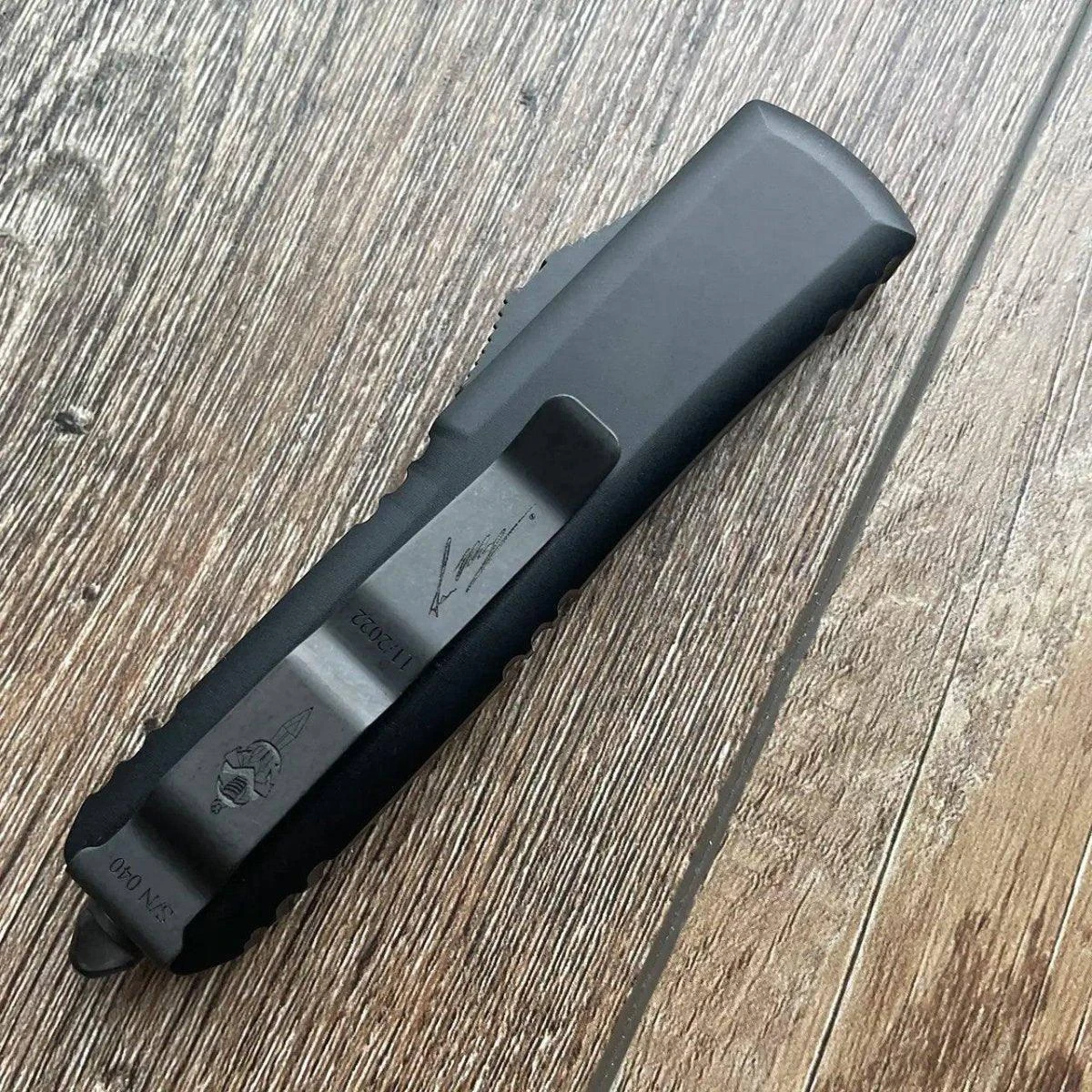 Microtech UTX-85 Hellhound Shadow DLC Hardware Signature Series 719-1 DLCTSH ** S/N 025 ** 2 Microtech UTX-85 Hellhound Shadow DLC Hardware Signature Series 719-1 DLCTSH ** S/N 025 ** - Image 2